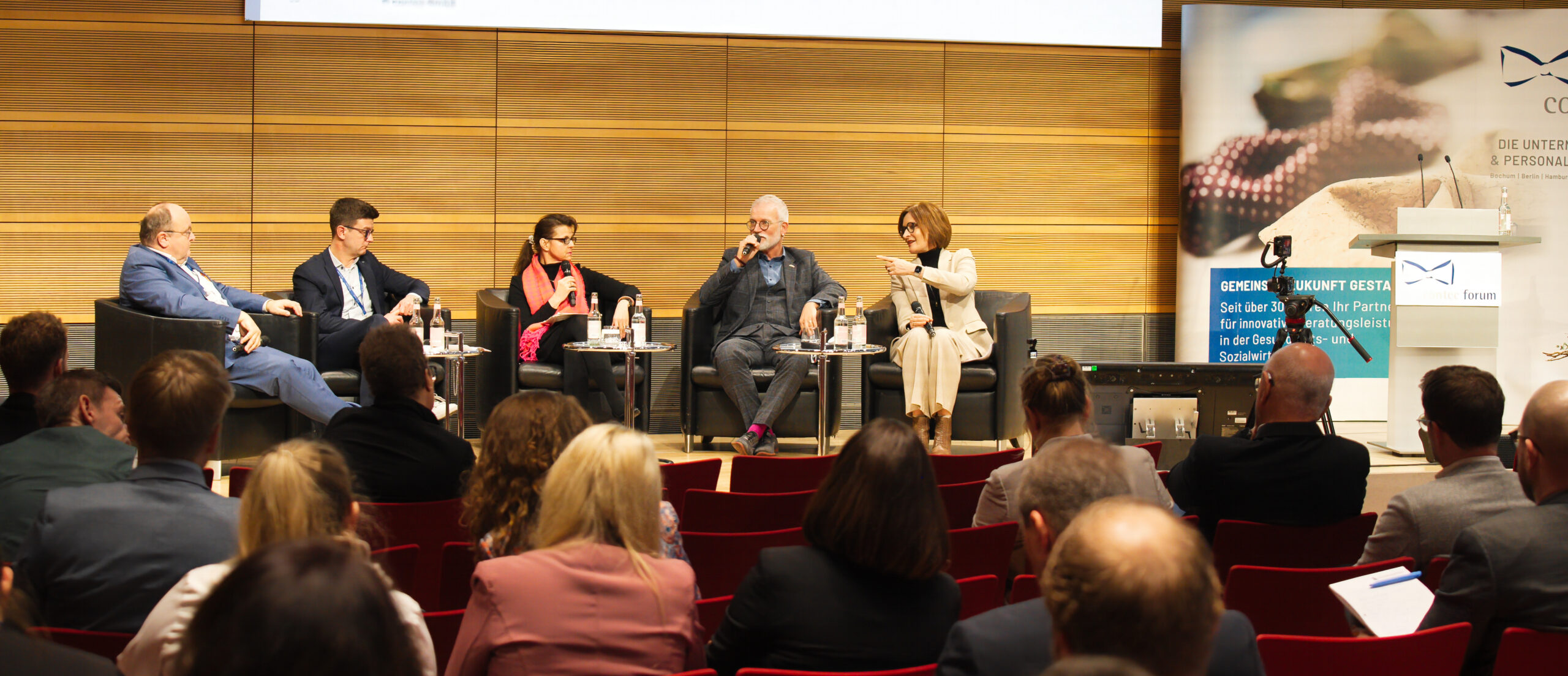 Positionen der Verbände - Podium beim 21. contec forum mit Prof. Alexamder Schraml, Norbert Grote, Anna Leonhardi, Andreas Wedekind und Moderatorin Eva Lettenmeier.